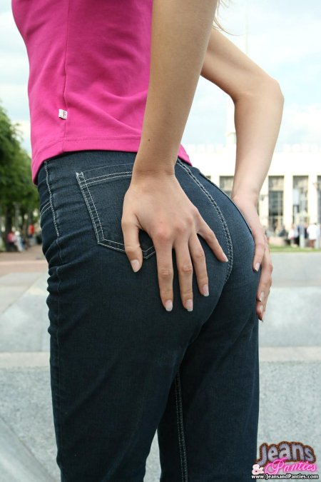Красивые попки в джинсах