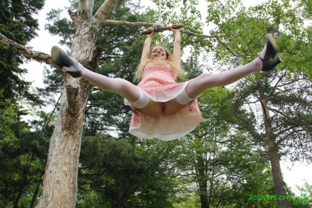 Девушки на качелях без трусов