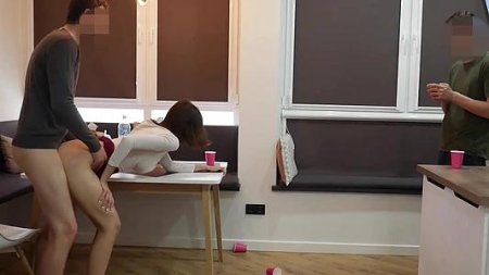 На столе порно