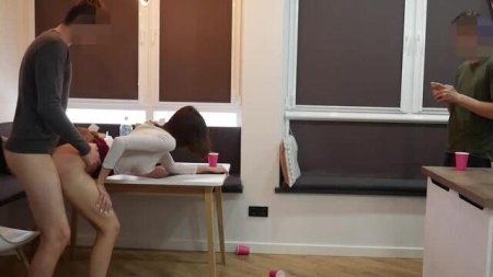 На столе порно