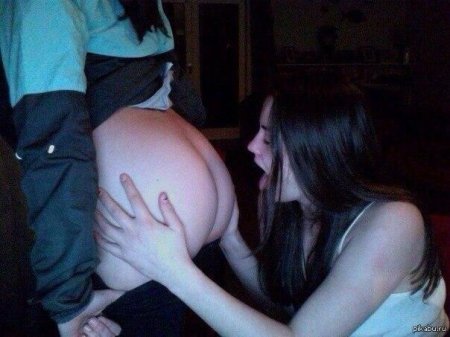 Трогает попу