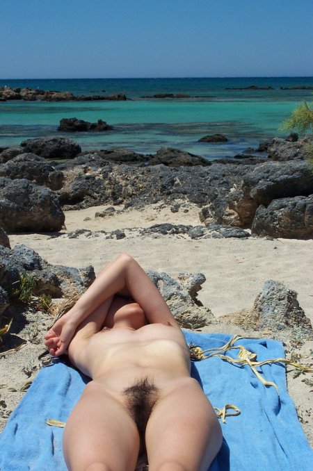 На пляже женщины