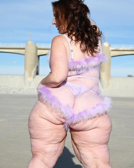 Красивая толстушка