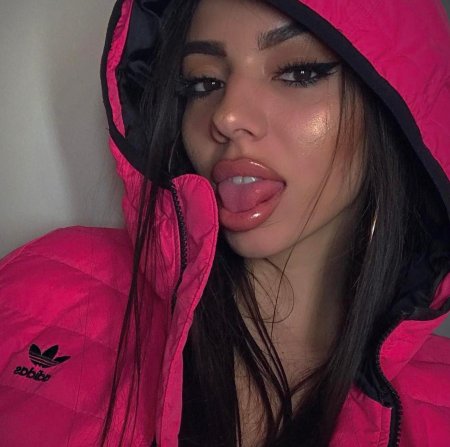 Девушка с губами