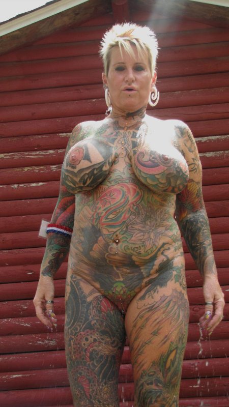 Женщина с татуировками