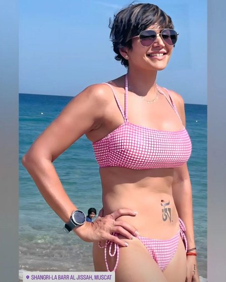 Мандира беди в купальнике