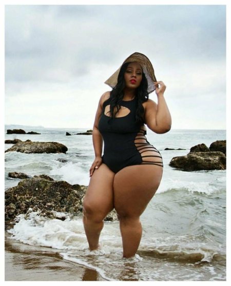 Огромные женские бедра