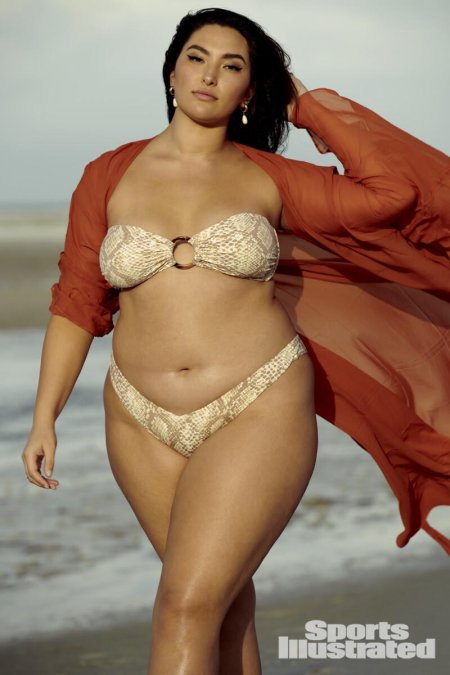 Модели плюс сайз в купальниках