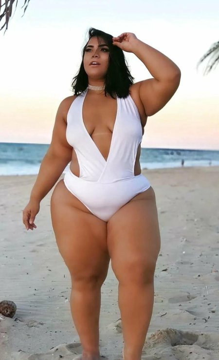 Женщины с огромными бедрами