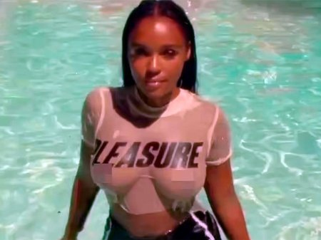 Девушка в мокрой майке