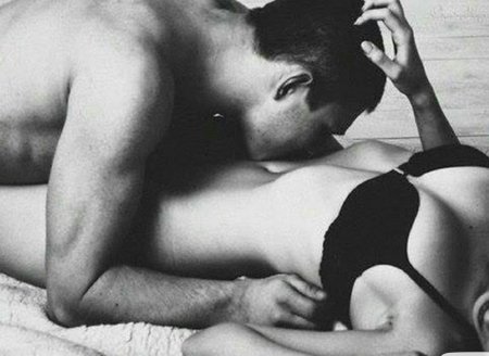 Целует живот