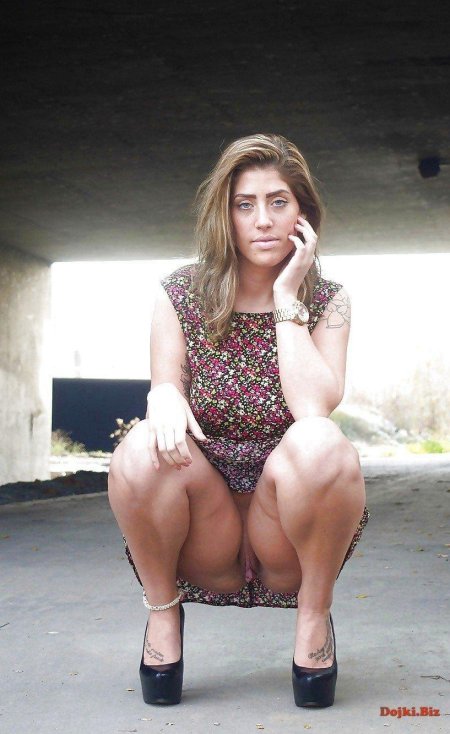 Присела в платье без трусиков