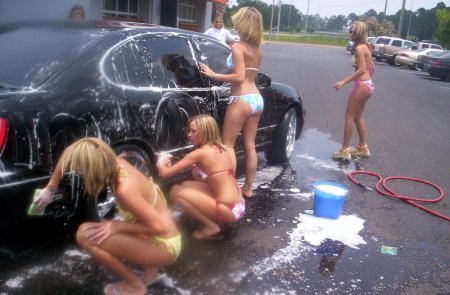 Девушка моет машину