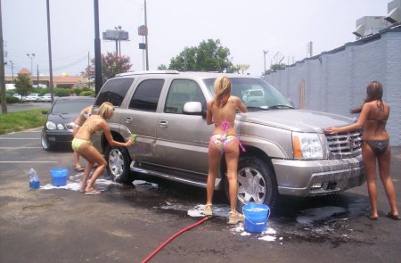 Девушка моет машину