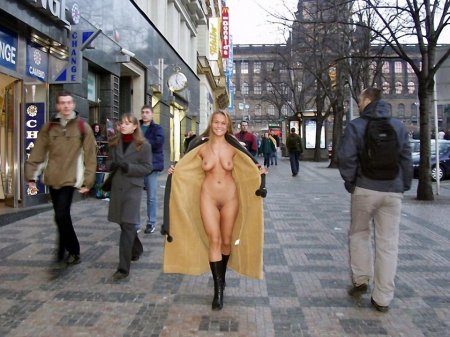 Голая девка на улице
