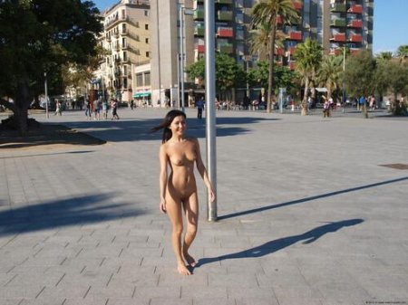 Голые женщины на улице показуха