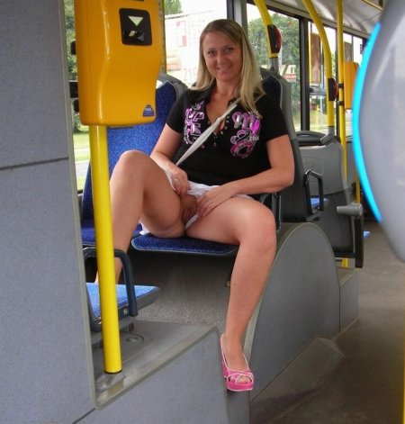 Под юбкой в метро