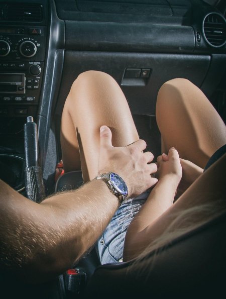 Мужская рука на женской ноге