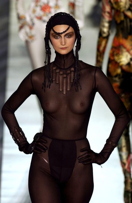 Голые манекенщицы на подиуме