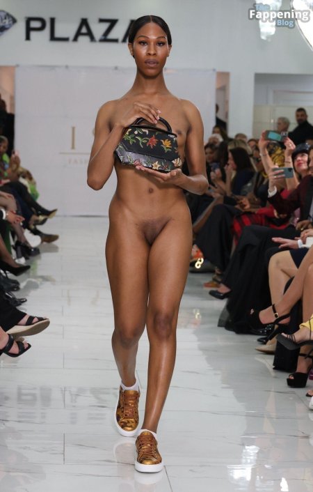 Голые манекенщицы на подиуме