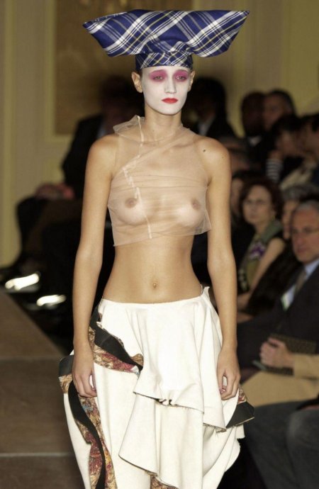 Модель засветила грудь