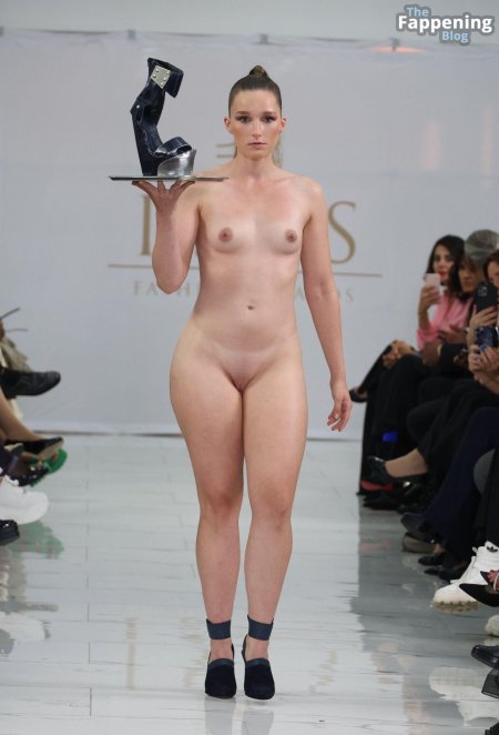 Показ голых моделей