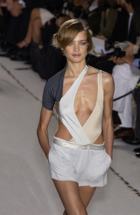 Грудь модели на подиуме