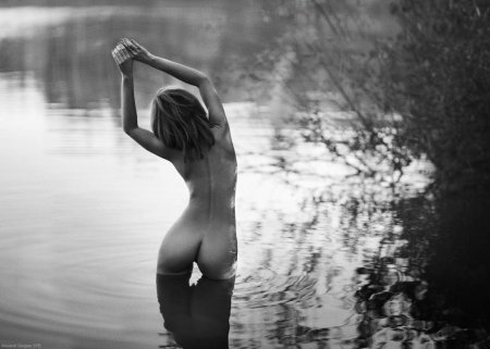 Фотосессия в стиле ню на озере