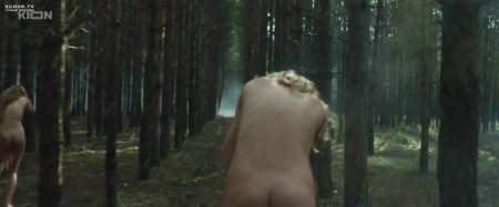 В лесу голая