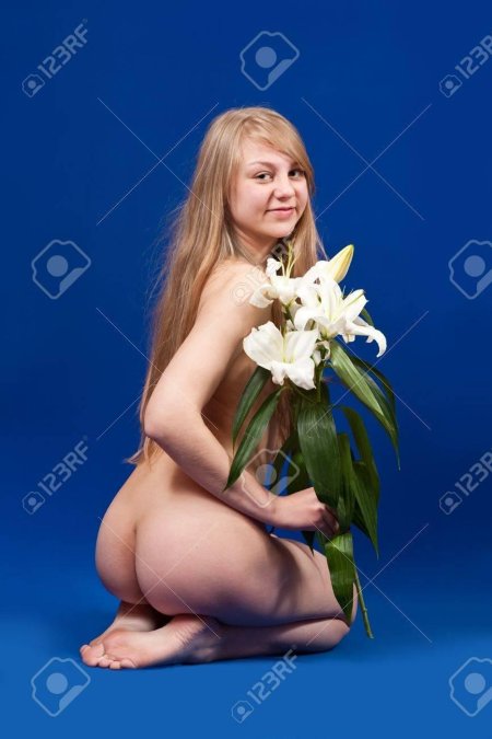 Девушка с лилиями