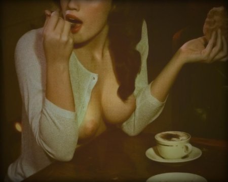 Девушка пьет кофе голышом