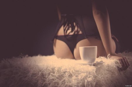 Эротическая девушка с кофе