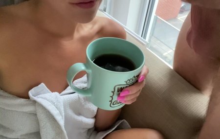 Доброе утро девушка с кофе