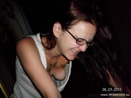 Девушка засветила грудь