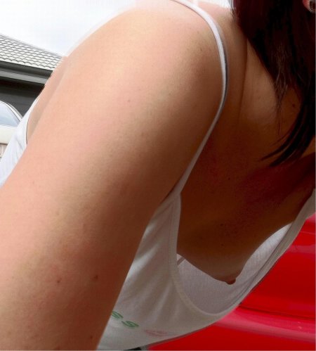 Девушка засветила грудь