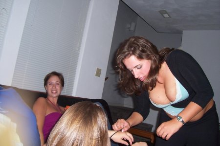 Засветила сиськами