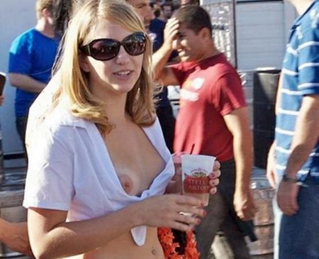 Засветила грудь на улице