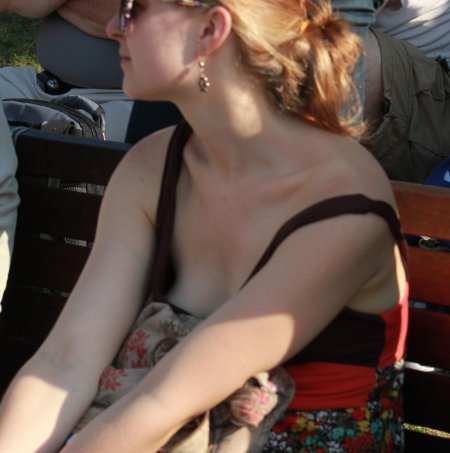 Девушка засветила сосок