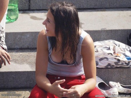 Засветила сиськами