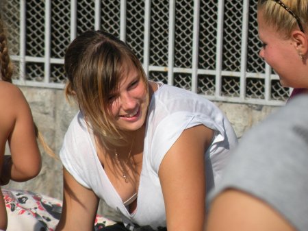 Девушка засветила грудь