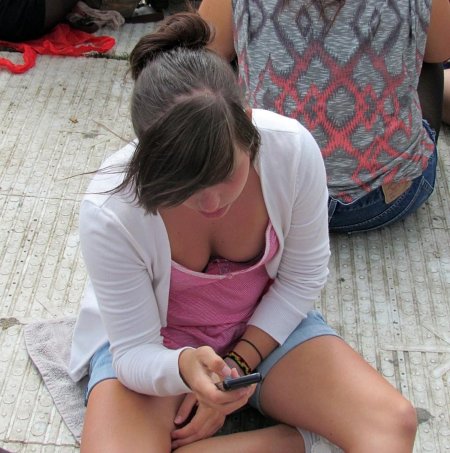 Девушка засветила грудь