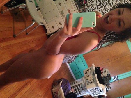 Девушки фотографируют себя голышом