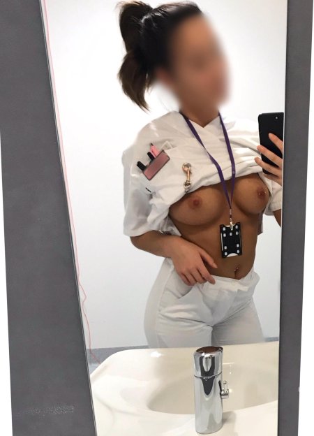 Ню селфи девушек которым скучно на работе