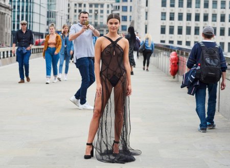 Прозрачное платье на улице