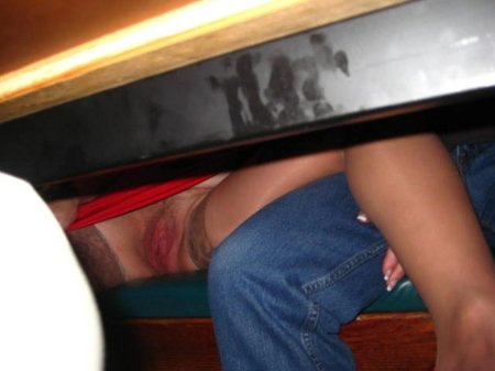 Под столом без трусиков