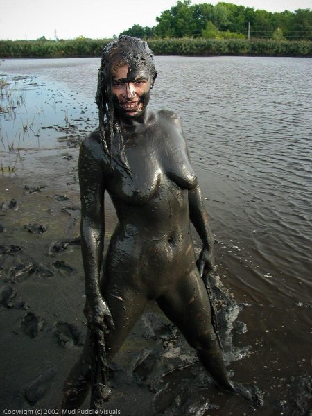 Голые женщины купаются в грязи