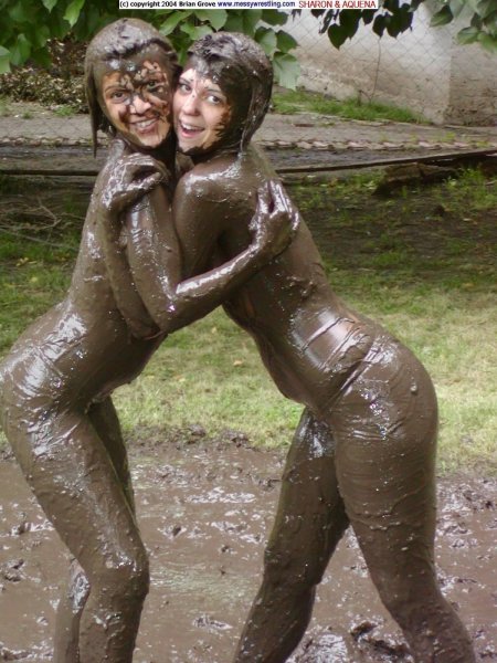 Девушка в грязи