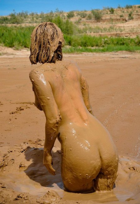 Девушка в грязи