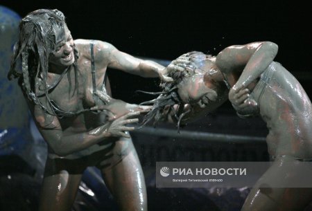 Женская борьба в грязи