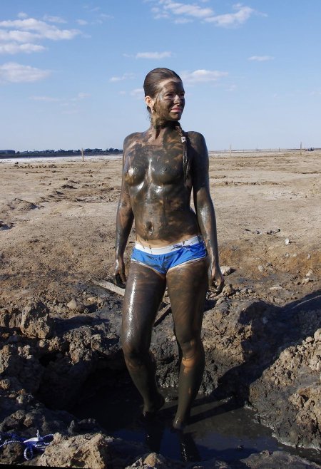 Девушка в грязи без одежды